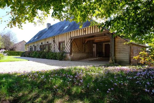 Maison Le Pressoir avec Grand Jardin — 4-Star Luxury Hotel in Giberville, France
