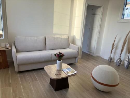 T3 Refait Neuf Au Centre du Mourillon a Toulon in Toulon, France