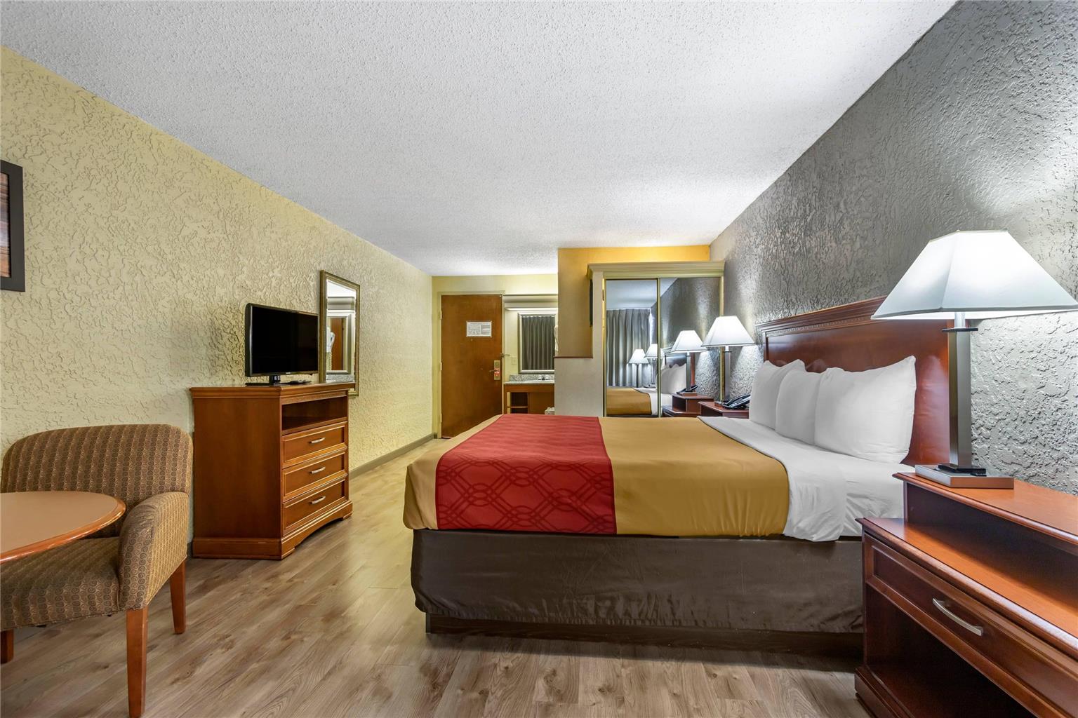 Econo Lodge Broken Arrow Tulsa - photo 9