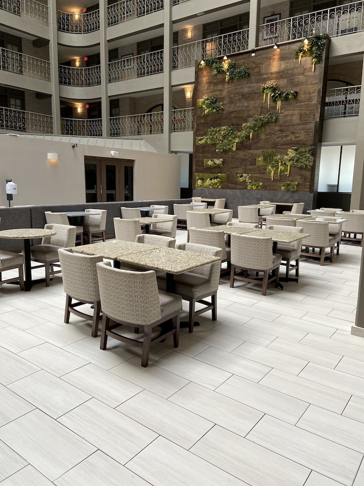 Embassy Suites by Hilton Chicago Schaumburg Woodfield - photo 33
