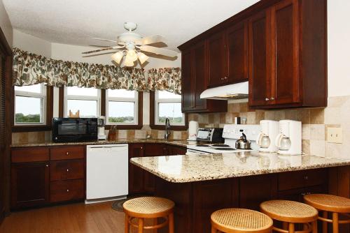 Wahoo by Oak Island Accommodations - photo 8