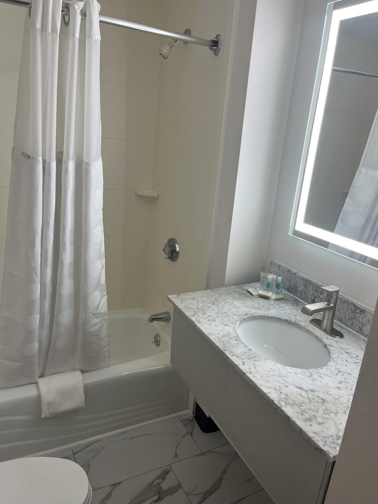 Econo Lodge Malden - photo 12