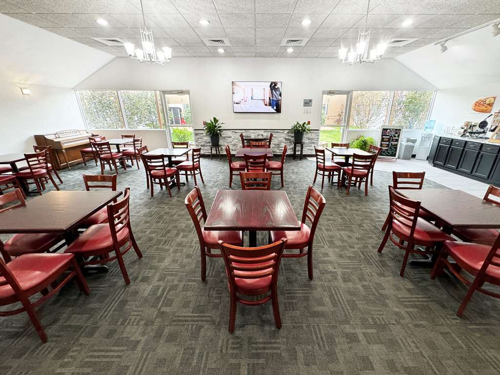 Econo Lodge Wausau Rothschild - photo 26