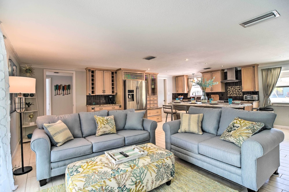 Waterfront Bradenton Home Heated Pool and Fire Pit — 4-Star Luxury Hotel in Bradenton, United States