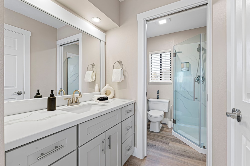 Elegant 4BD Reno Abode Close to Shops and Casinos - photo 35