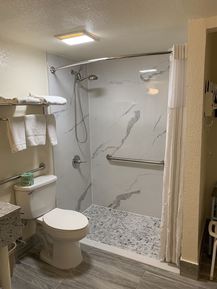 Days Inn by Wyndham Okmulgee - photo 20