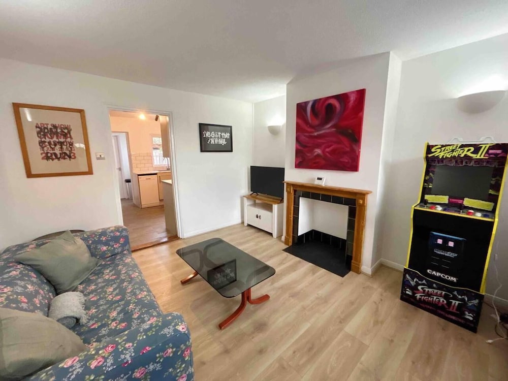 Essex 2 Bed House Nr Stanstead With Arcade Machine 19327483 — Braintree