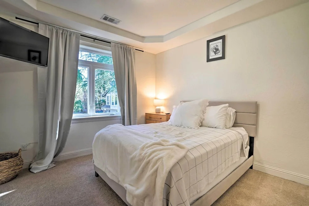 Luxe Getaway with Riverfront Views in Grants Pass — hotel in Grants Pass