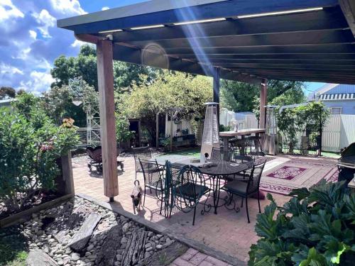 Jindaburra Cottage — 4-Star Luxury Hotel in Jindabyne, Australia