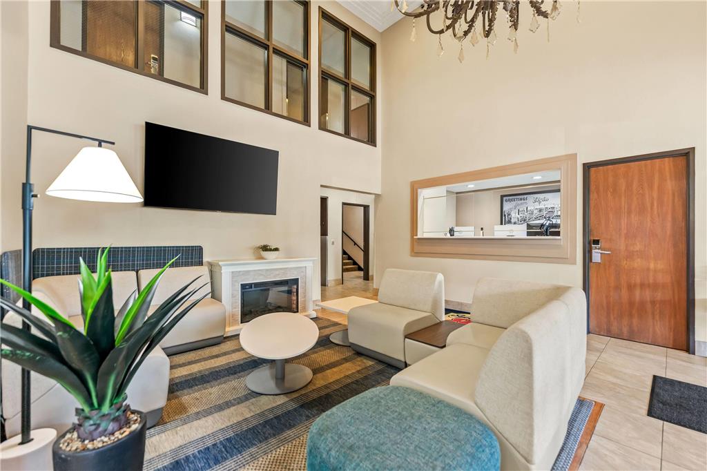 Super 8 by Wyndham Elgin - photo 10