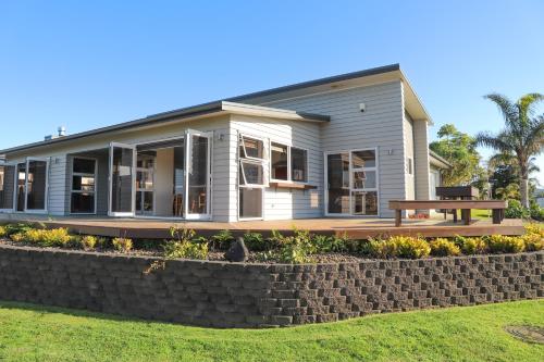 Hosts on the Coast Aquila Sunrise — 4-Star Luxury Hotel in Whitianga, New Zealand
