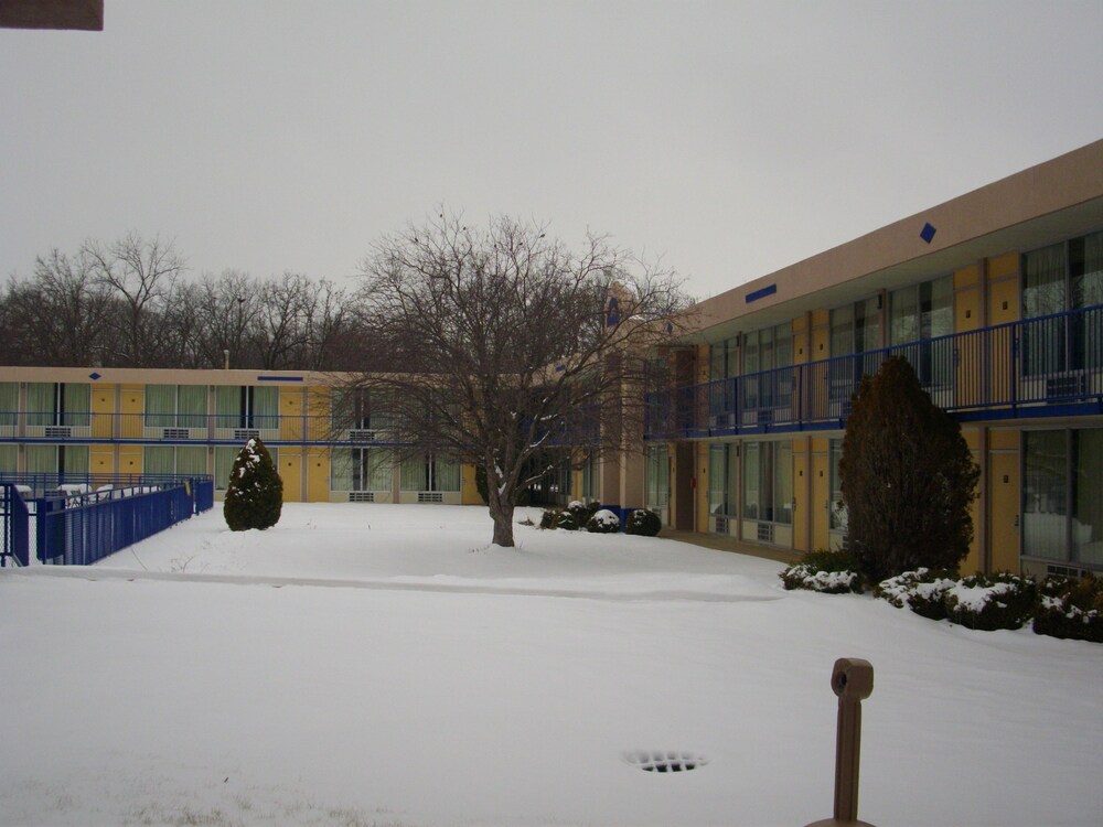 Macomb Inn - photo 16