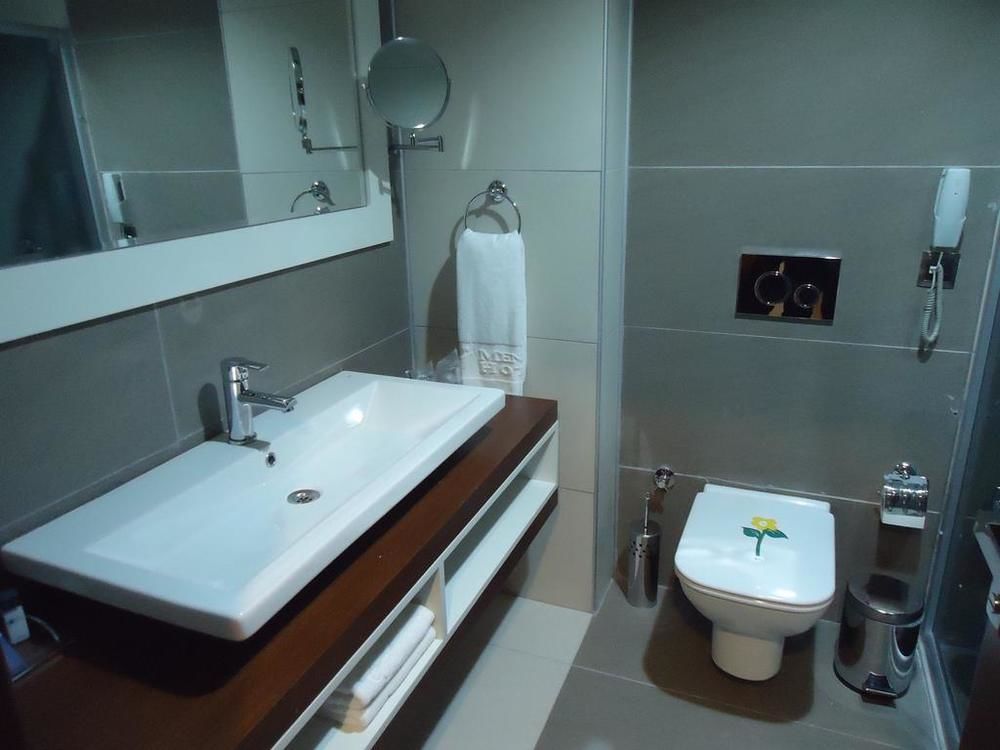 Menua Hotel — Van — photo 3