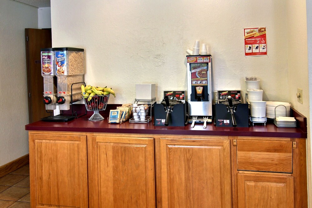 Days Inn & Suites by Wyndham Traverse City - photo 25