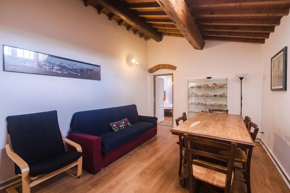 Lovely 4BD Apt 3min Walk to Ponte Vecchio — 4-Star Luxury Hotel in Florence, Italy