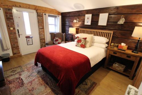Boutique Garden Lodge @ The Larches — 5-Star Luxury Hotel in Wolverhampton, United Kingdom