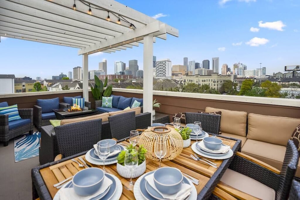 Posh Dtwn Midtown Home w Stunning Roof Top Terrace — 4-Star Luxury Hotel in Houston, United States