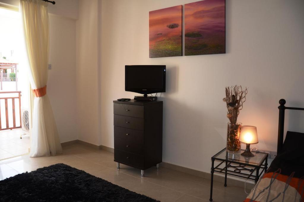 Studio with shower room E5 full kitchen poolside FREE WIFI