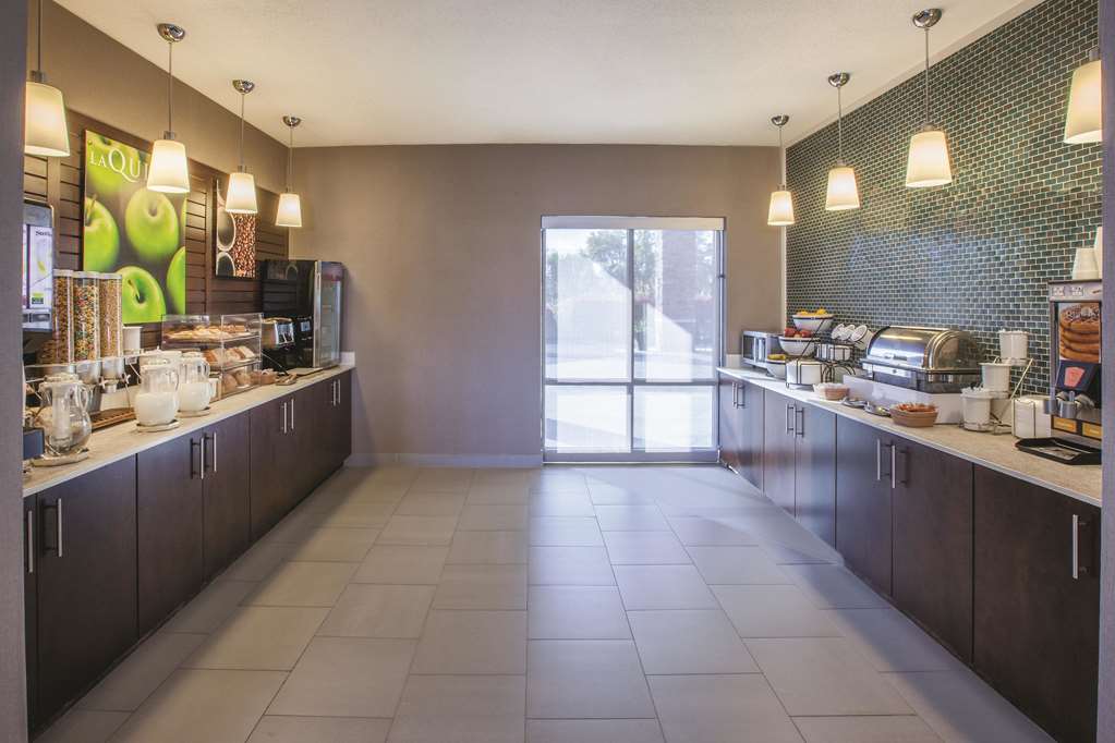 La Quinta Inn & Suites by Wyndham Philadelphia Airport - photo 24