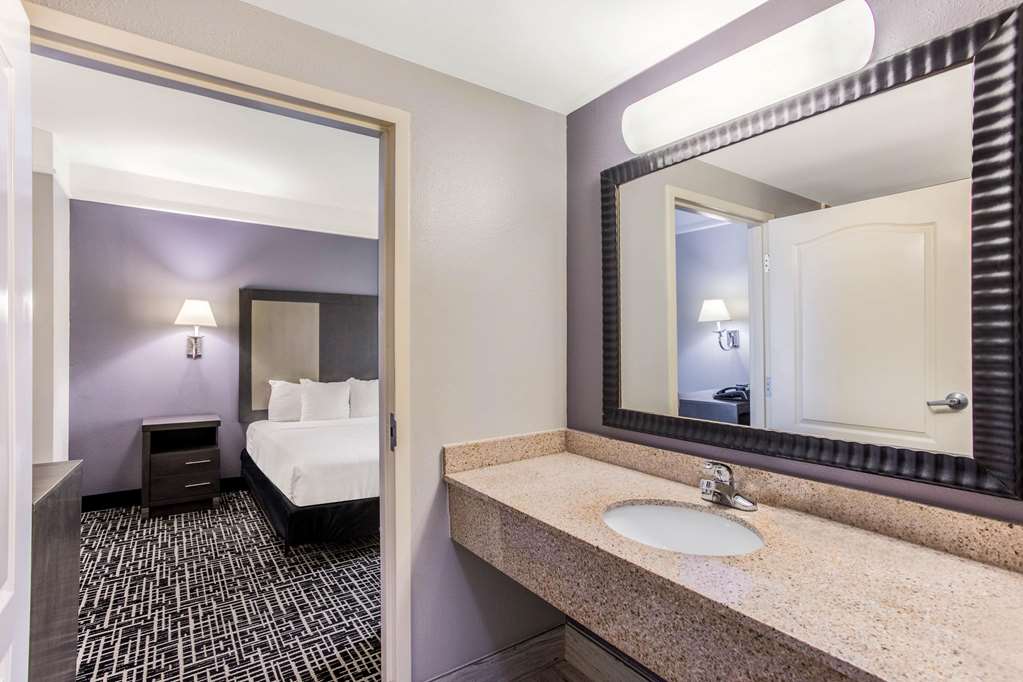 La Quinta Inn & Suites by Wyndham Fultondale Birmingham N - photo 18