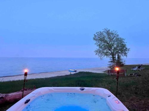 Lake Michigan Cabin w Hot Tub & Stunning Views — 4-Star Luxury Hotel in Manistique, United States