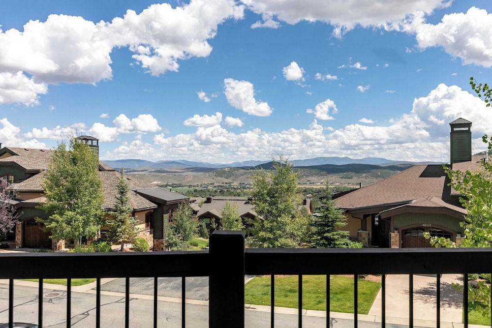 Fairway Ski and Golf Retreat by Avantstay Blocks From the Ski Lift Beautiful Views w Hot Tub - photo 29