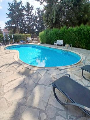 Ibiscus Pool & Garden Apartment Walk to Beach Harbour & Castle Kato Paphos