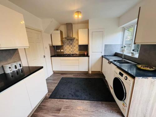 3 Bedroom Modern House in Luton LU4 0TY Amazon Prime No Party — 4-Star Luxury Hotel in Luton, United Kingdom