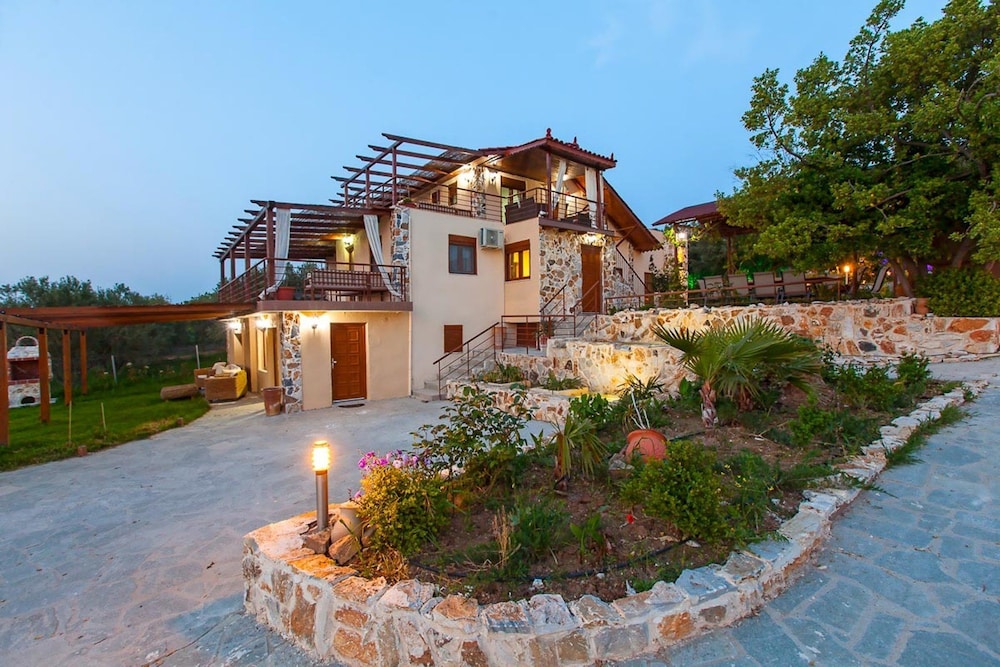 Villa Laskari With Sea View — 4-Star Luxury Hotel in Nea Moudhania, Greece