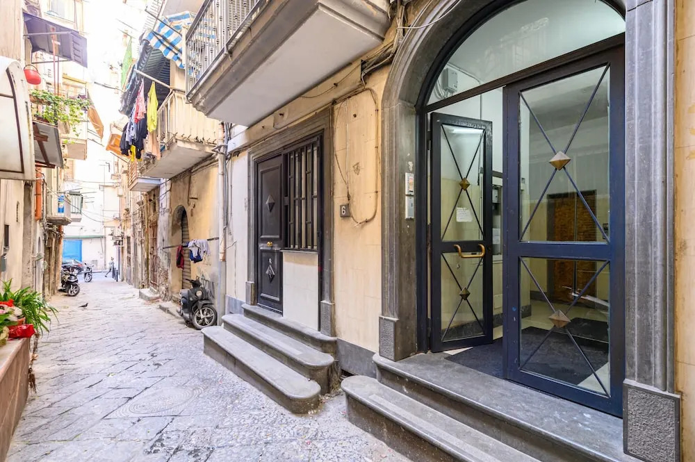 Vico Molino al Lavinaio 7 — 4-Star Luxury Hotel in Naples, Italy