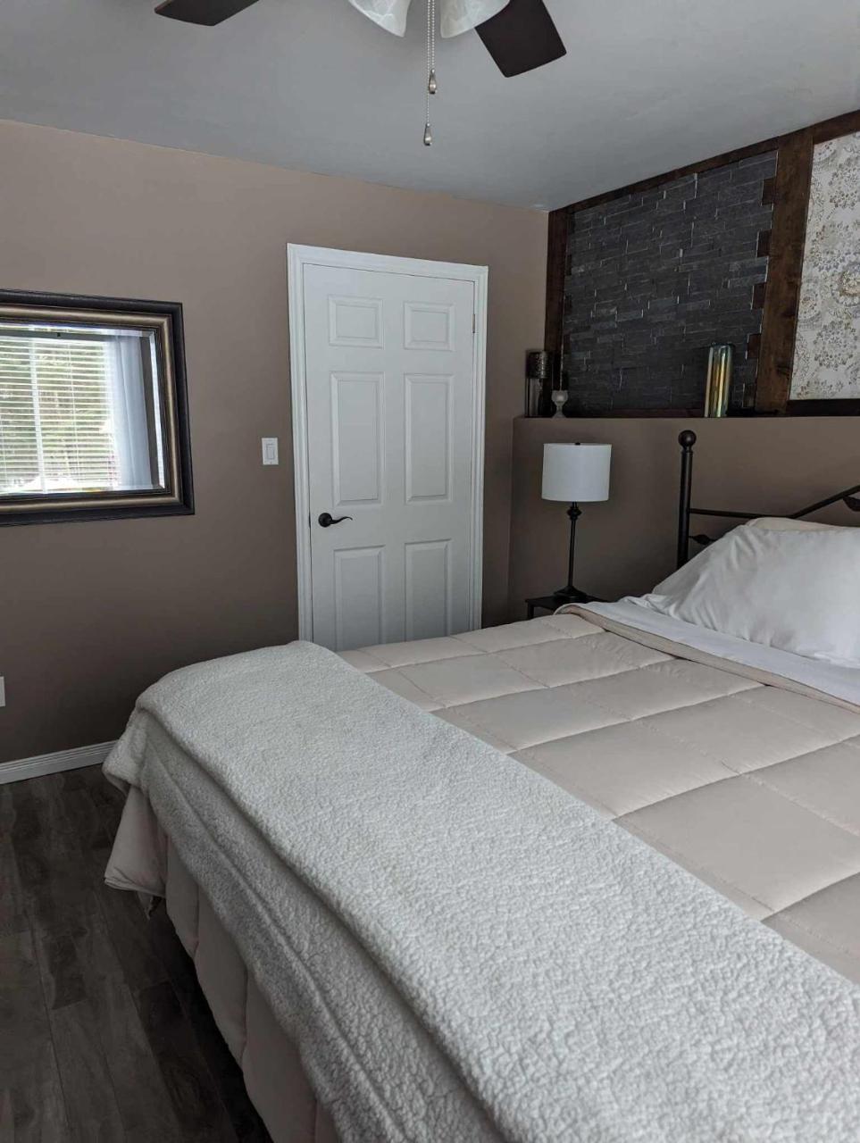 Suite in the Bush Private Apartment — 4-Star Luxury Hotel in Bancroft, Canada