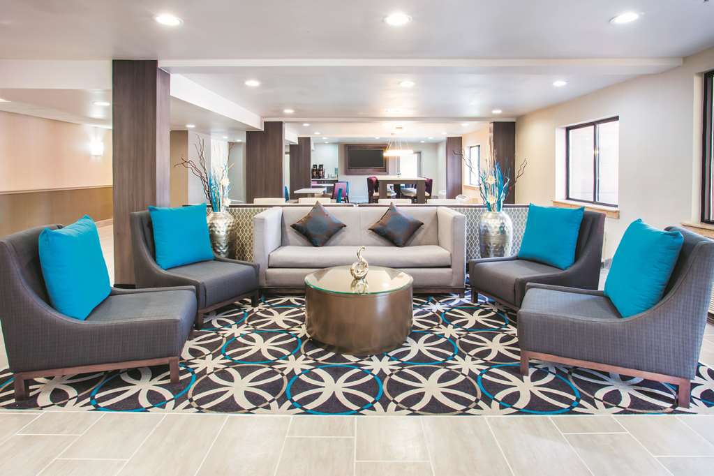La Quinta Inn & Suites by Wyndham Cincinnati NE Mason - photo 6