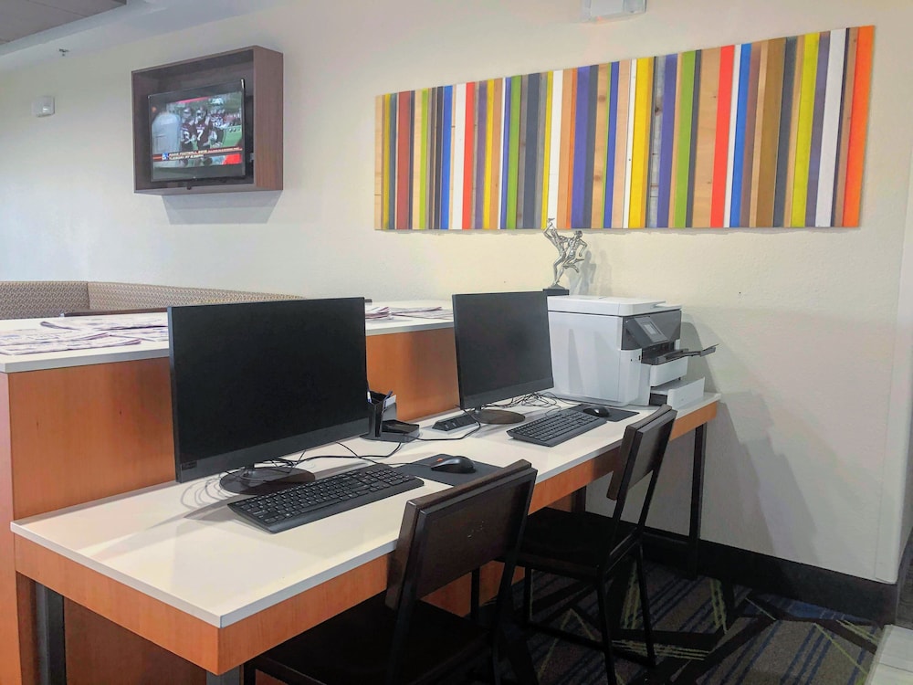 Holiday Inn Express & Suites Hearne by IHG - photo 13
