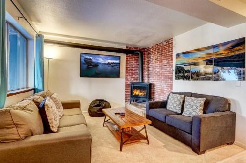 Spacious Lakeview Heavenly Mountain Escape — 4-Star Luxury Hotel in South Lake Tahoe, United States
