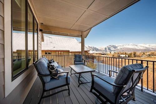 Powder Ridge Escape with Hot Tub in Eden, United States