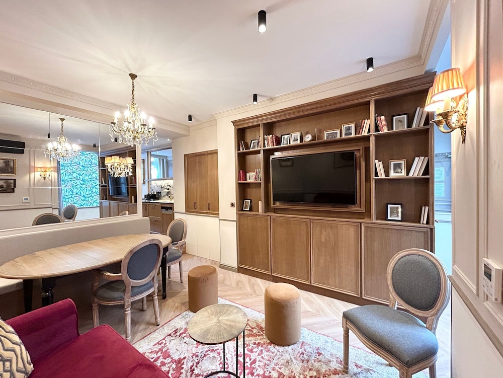 Merveil Signature Suite Tour Eiffel Bourgogne — 4-Star Luxury Hotel in Paris, France