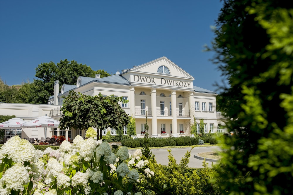 Dwór Dwikozy - carbon neutral hotel in Dwikozy