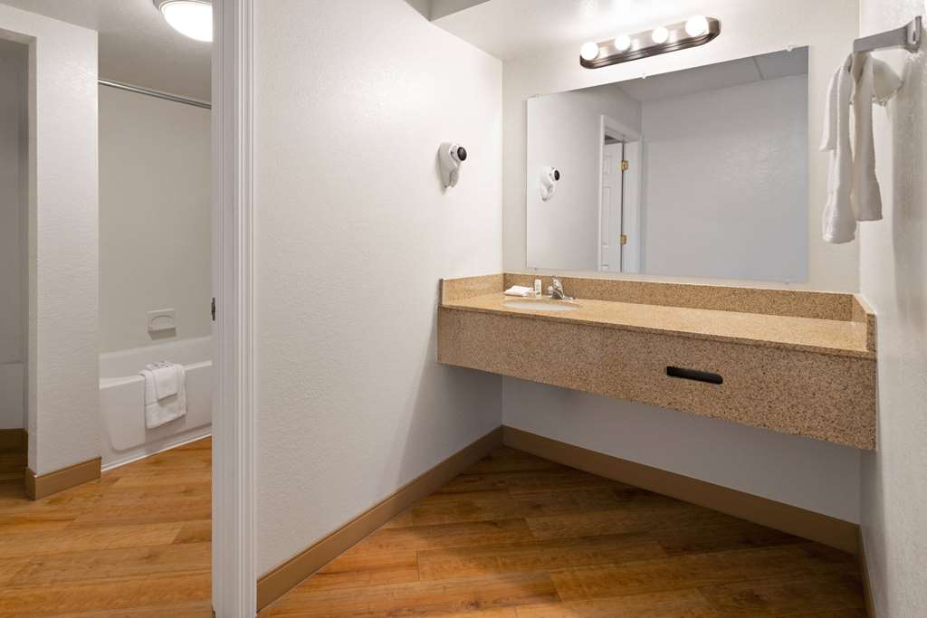 La Quinta Inn by Wyndham Pittsburgh Airport - photo 30