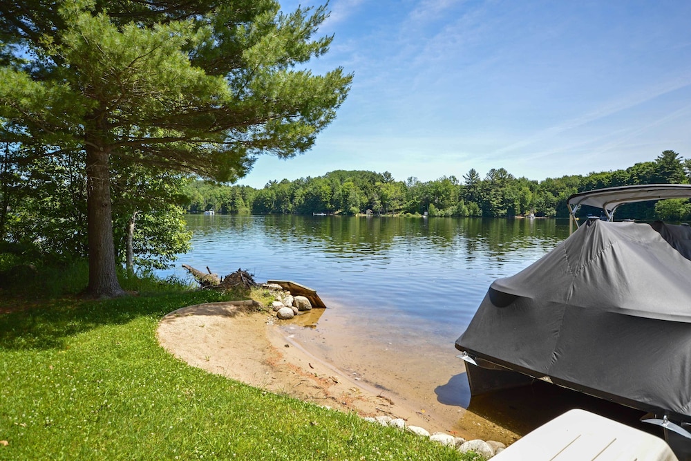 Waterfront Fife Lake Cottage Dock Kayak Sunroom — 4-Star Luxury Hotel in Traverse City, United States