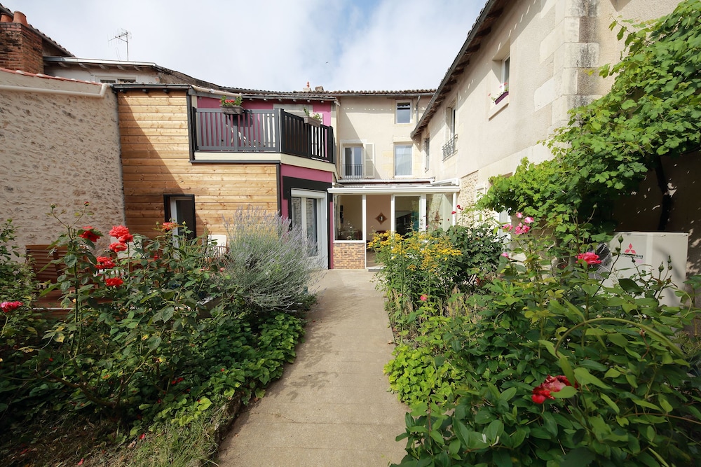 La Loge des Fées pet-friendly hotel Latille