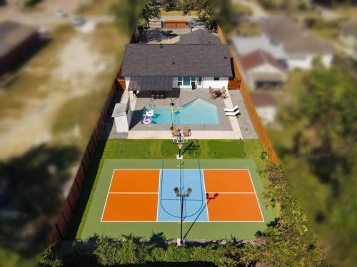 Pickleball Paradise Retreat 4 Bedrooms 2 5 Baths Houston Downtown Houston Heights Pickleball and Basketball Court Pool miniGolf Karaoke Fire Pit BBQ Billiards Ping Pong Hockey King Bed in Houston, United States