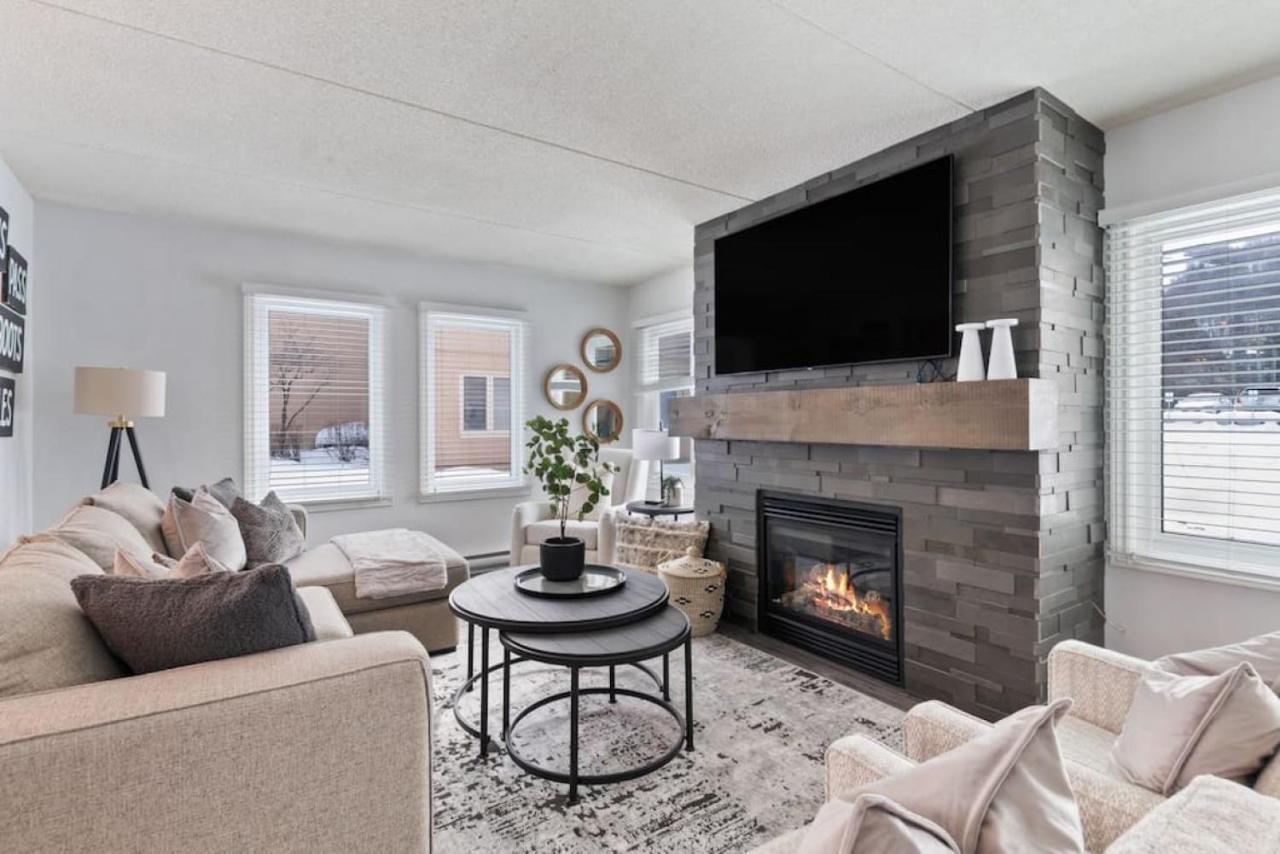 Mountain Walk Chalet Across From Blue Mtn Village — 4-Star Luxury Hotel in Collingwood, Canada