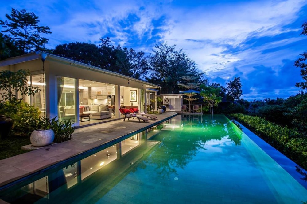 Luxury 3BR Kahuripan Villa — 4-Star Luxury Hotel in Bali, Indonesia