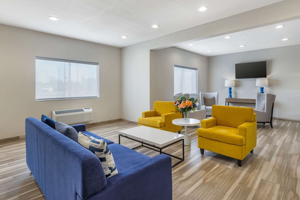 AmericInn by Wyndham Davenport - photo 3