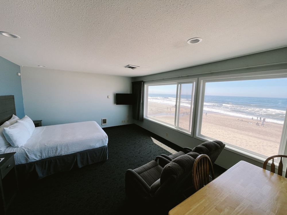 The Sandcastle Beachfront Hotel - photo 23