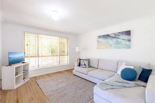 Pet friendly Driftwood Cottage 1 28 Farm Rd W Fi Air Con and ground floor — 4-Star Luxury Hotel in Fingal Bay, Australia