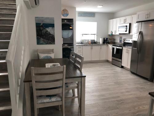 The Sandcastle Suite Brand New 2Bedroom In Oceanfront Complex Be The First To Visit Our Condo Townhome With Free Parking & Private Garage At Ocean Isles 38 Marathon Fl Keys Special Pricing — 4-Star Luxury Hotel in Marathon, United States