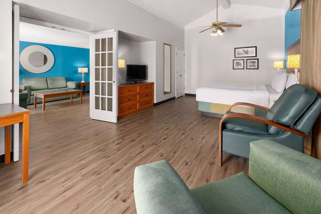 La Quinta Inn by Wyndham Pittsburgh Airport - photo 39