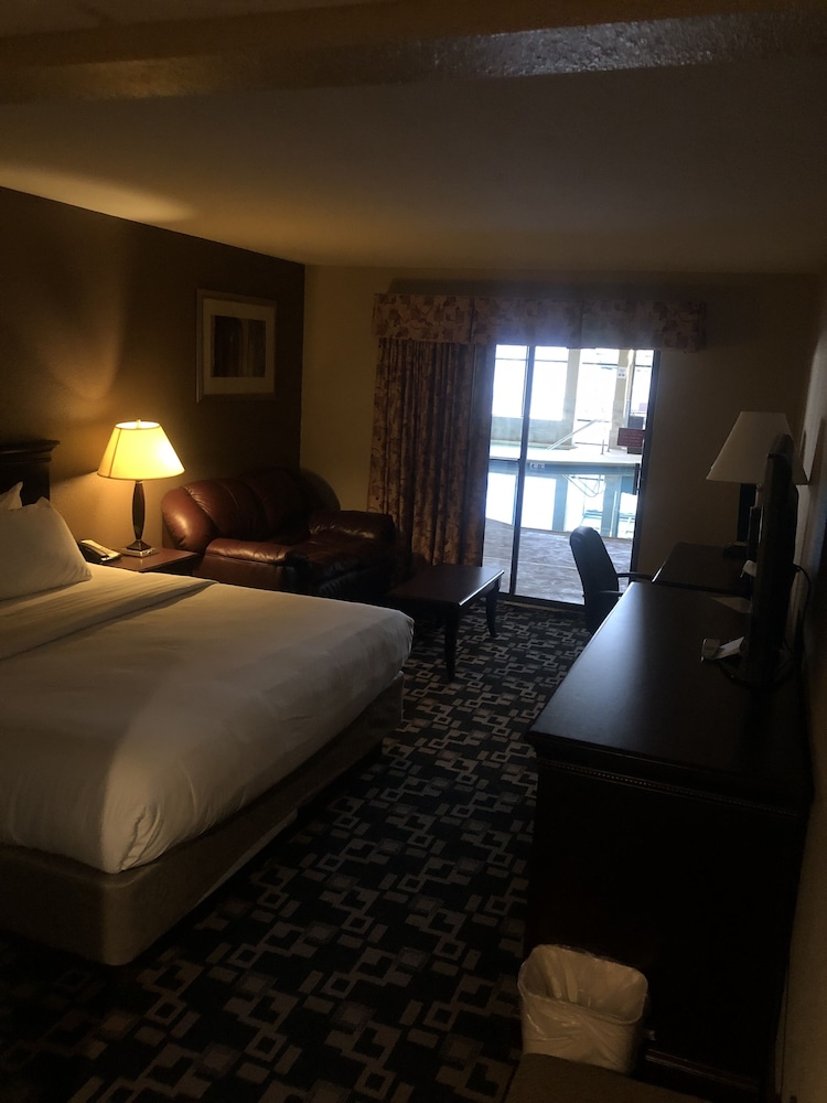 Express Suites Riverport Inn & Suites - photo 24