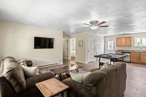 Hot Tub LRG Home Sleeps 16 Near Ithaca Dogs OK — 4-Star Luxury Hotel in Lansing, United States